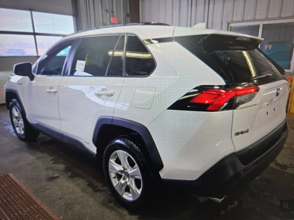 Used 2021 Toyota RAV4 XLE w/ Convenience Package AWD/4WD image 3