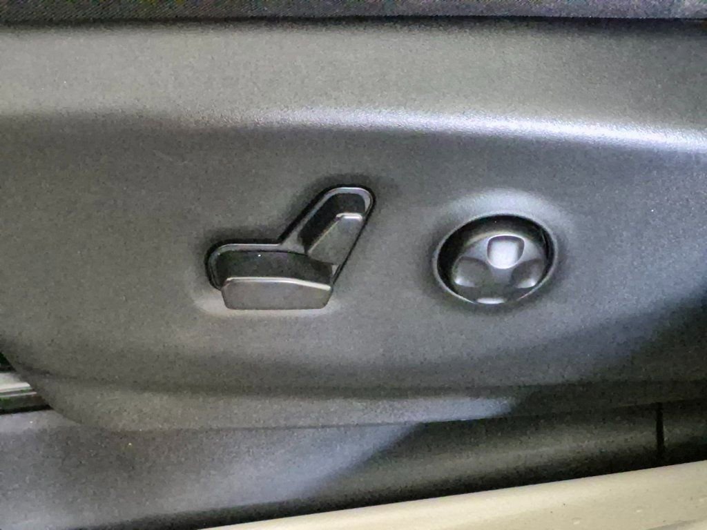 Used 2023 Chrysler Pacifica Touring-L image 15