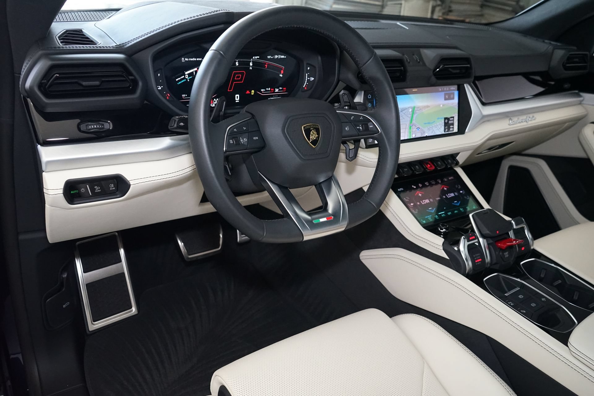 Used 2025 Lamborghini Urus SE AWD/4WD image 9