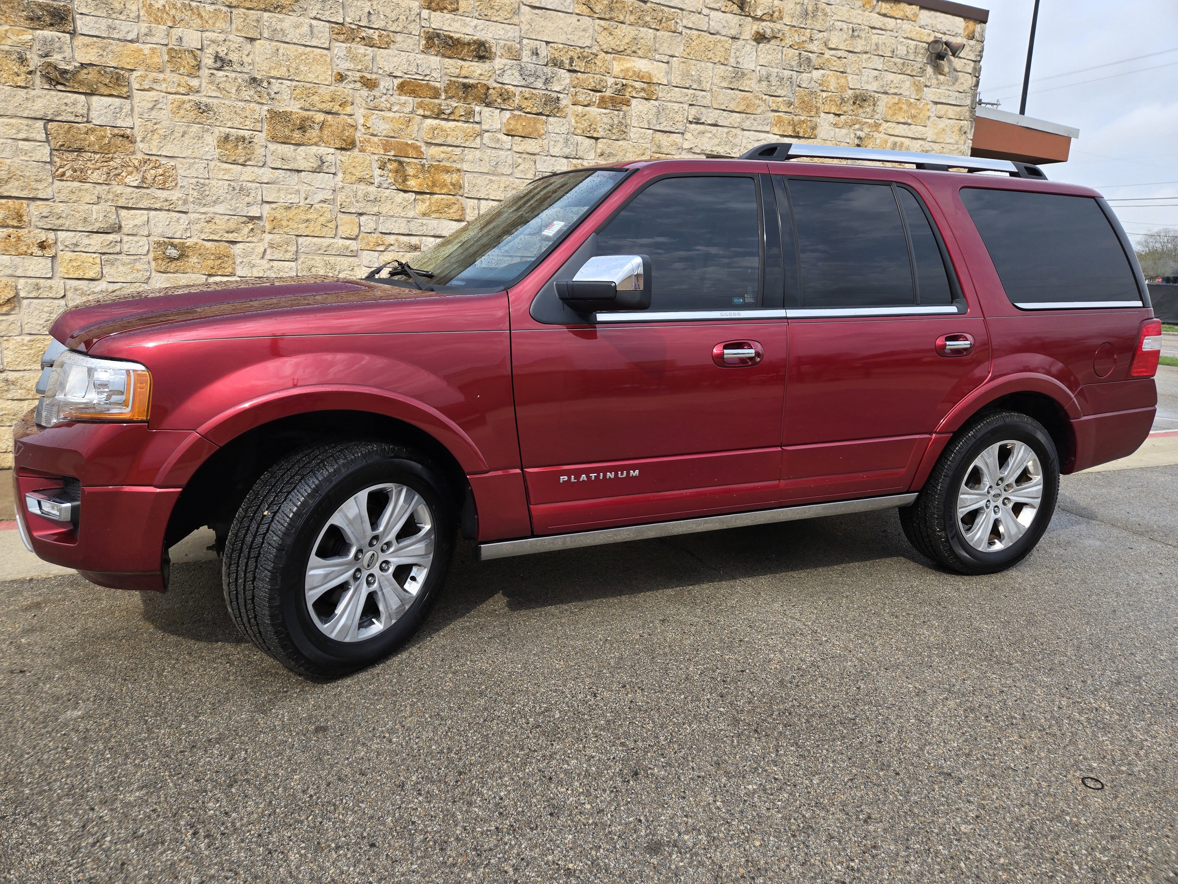 Used 2015 Ford Expedition Platinum image 2