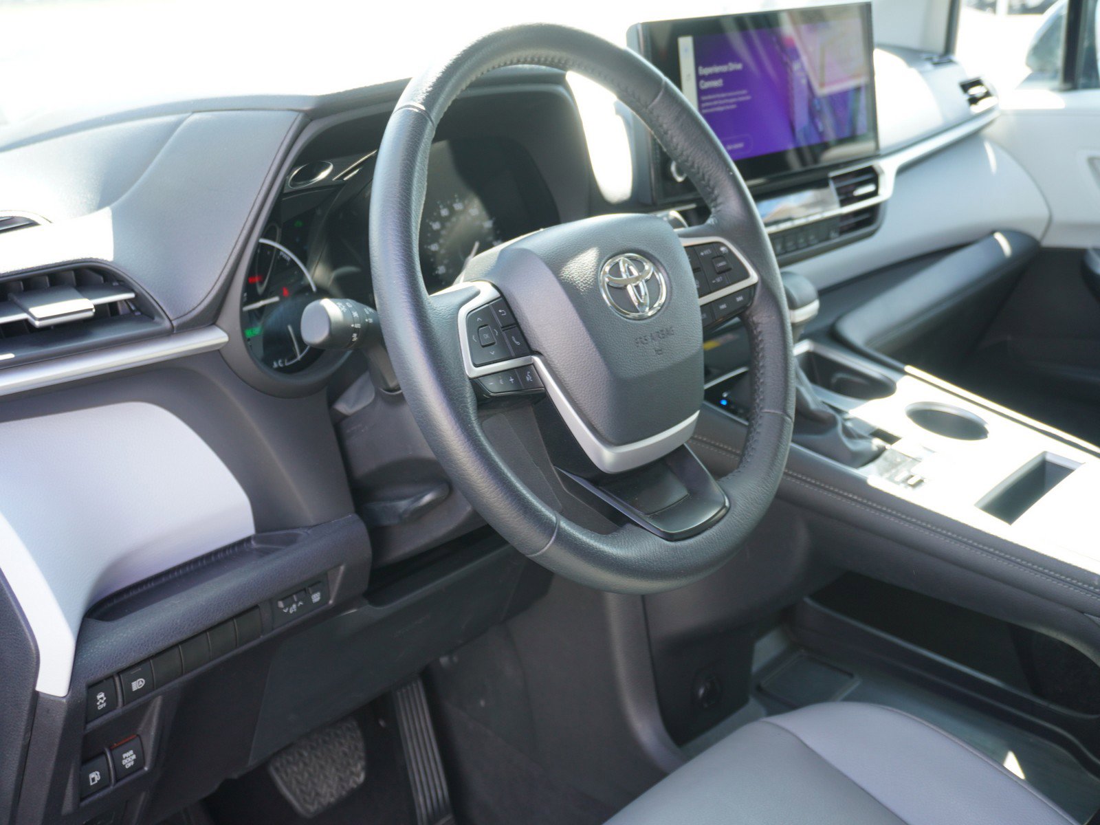 Used 2025 Toyota Sienna XLE image 21