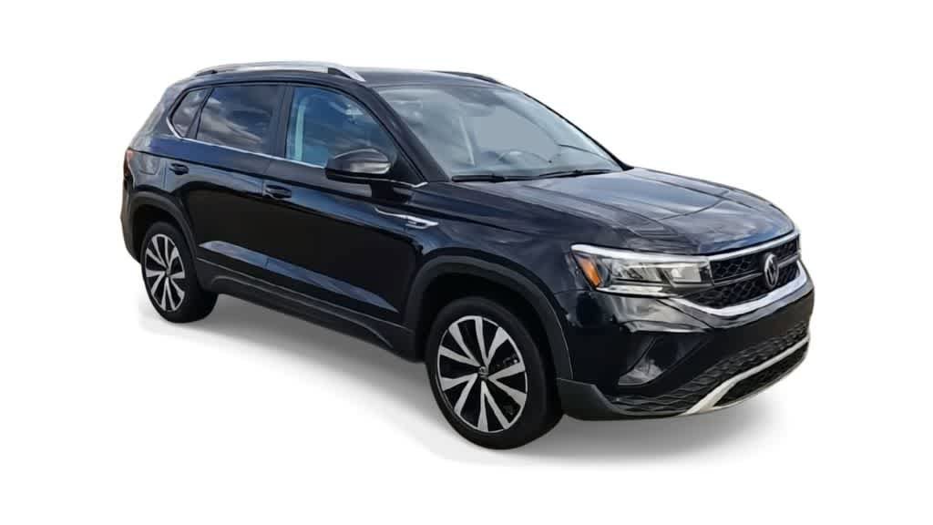 Used 2024 Volkswagen Taos SE FWD image 2