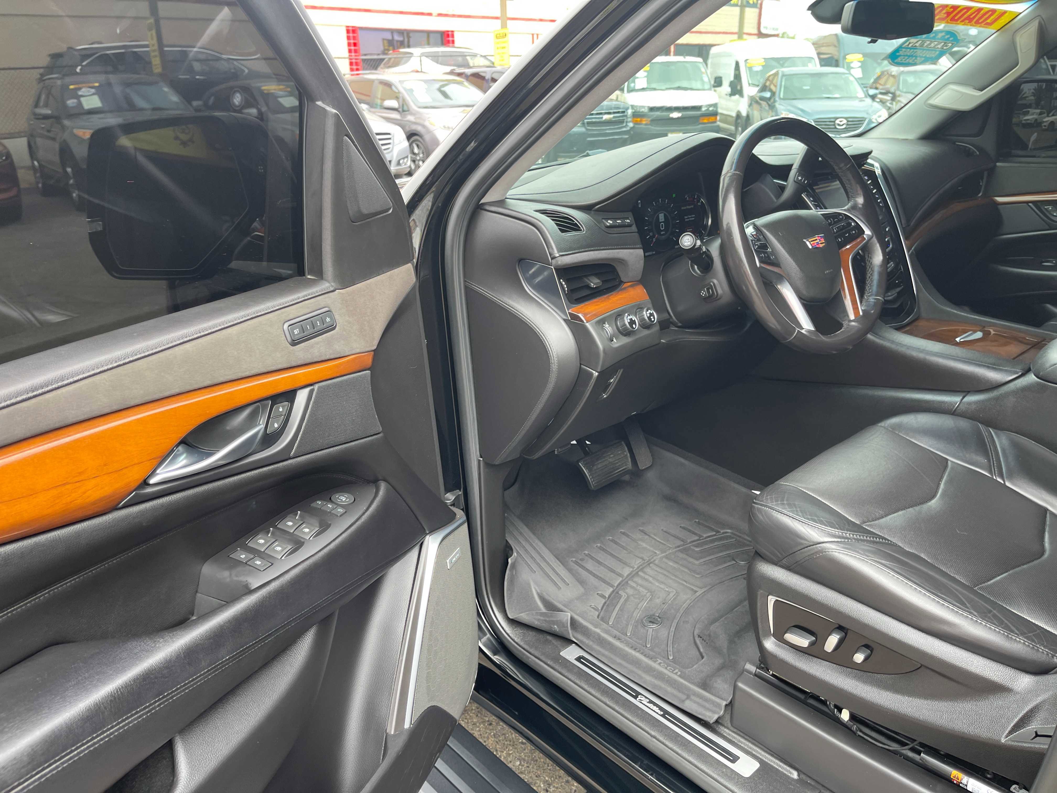 Used 2018 Cadillac Escalade ESV Premium Luxury AWD/4WD image 24