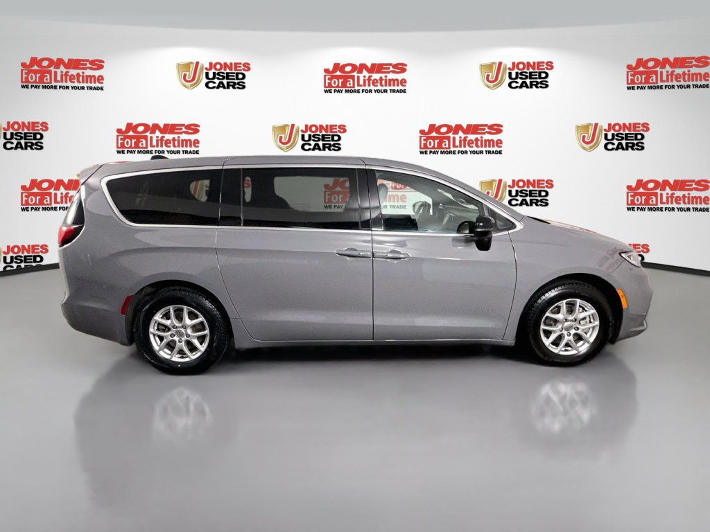 Used 2025 Chrysler Pacifica Select FWD image 16