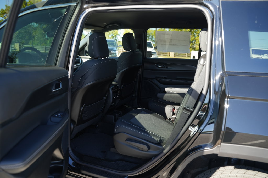 New 2027 Jeep Grand Cherokee L Laredo w/ MOPAR Finishing Package AWD/4WD image 13