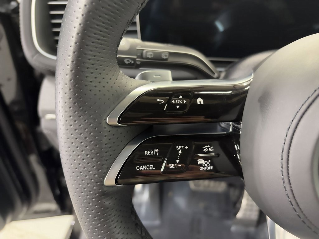 Used 2025 Mercedes-Benz GLS 580 4MATIC image 11