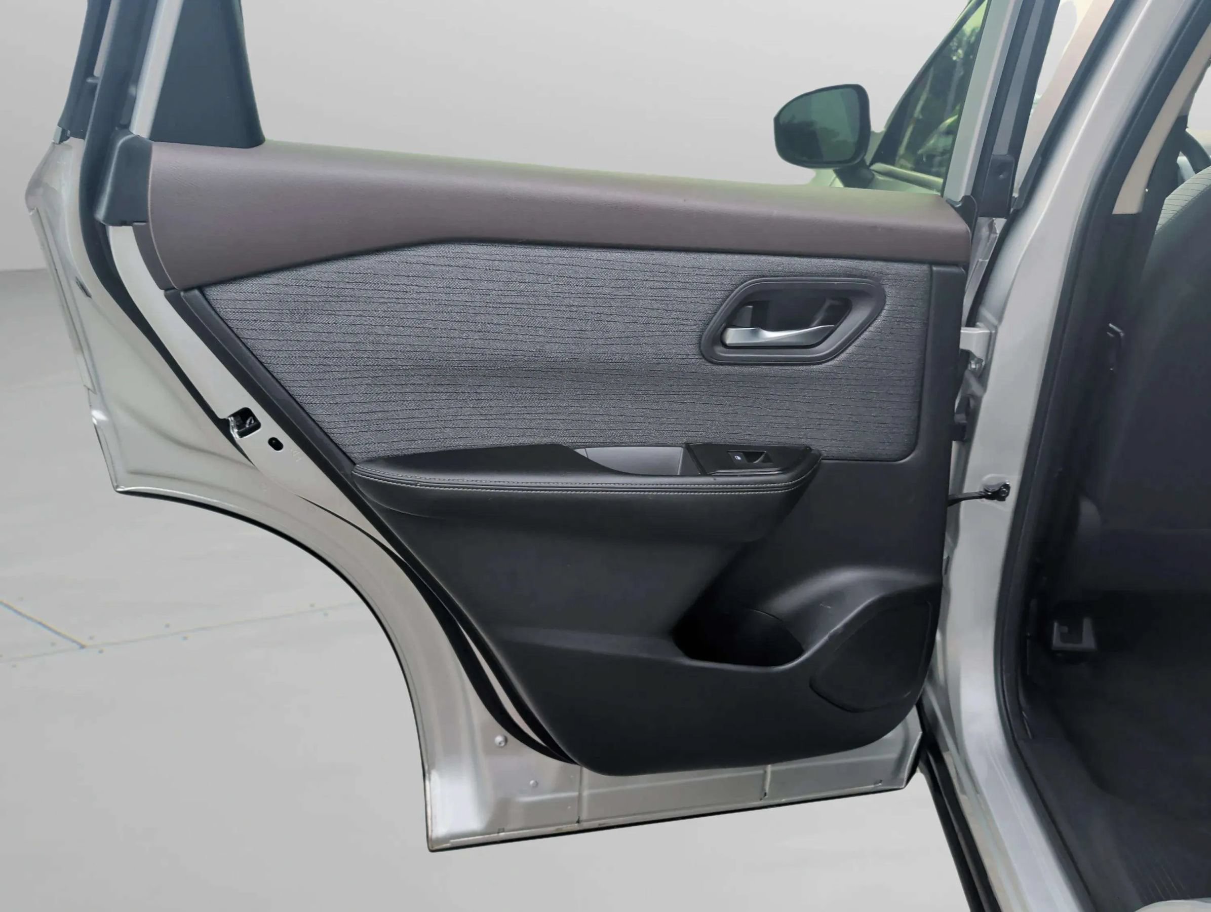 Used 2023 Nissan Rogue SV FWD image 35