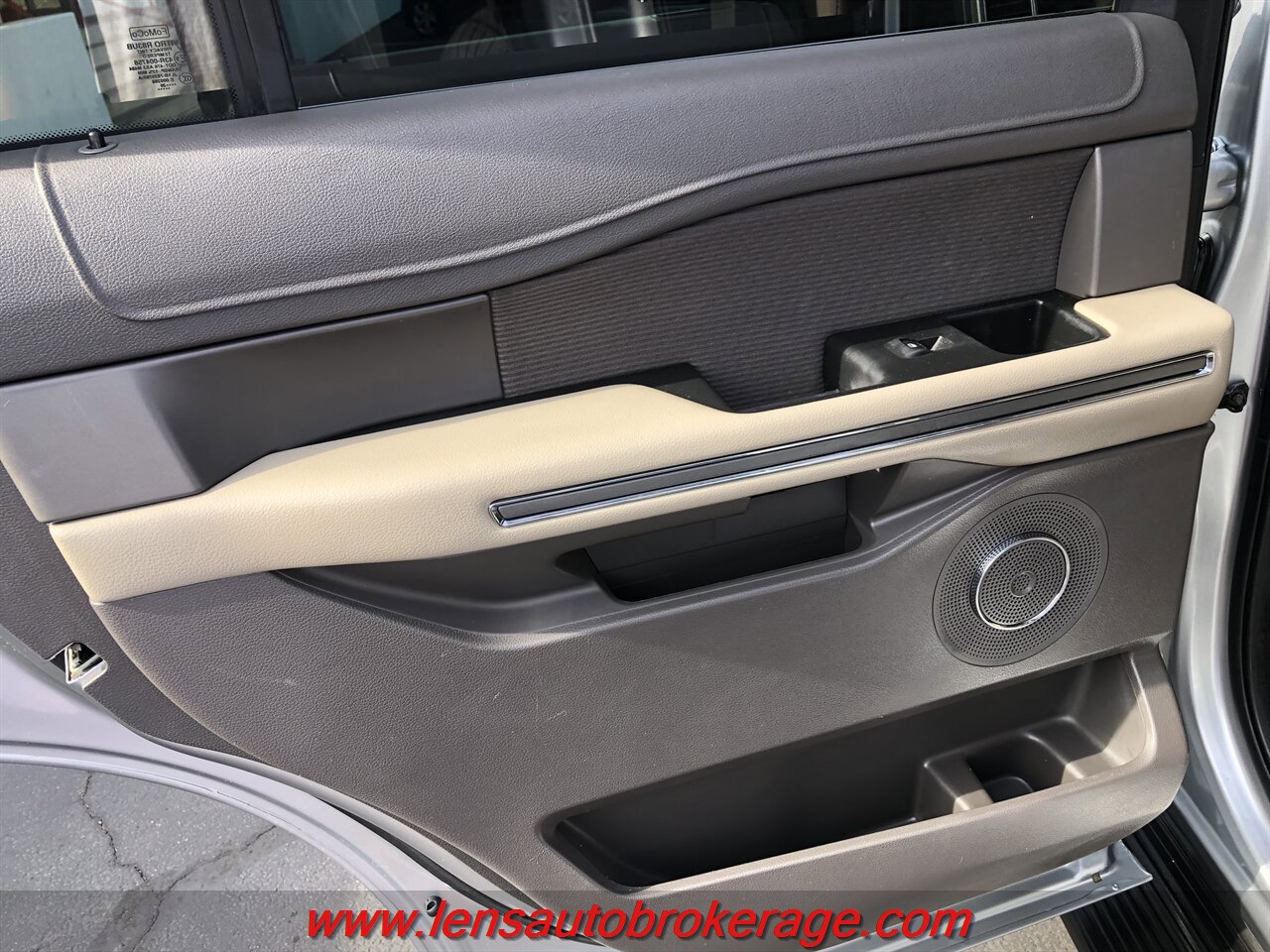 Used 2020 Ford Expedition XLT image 12