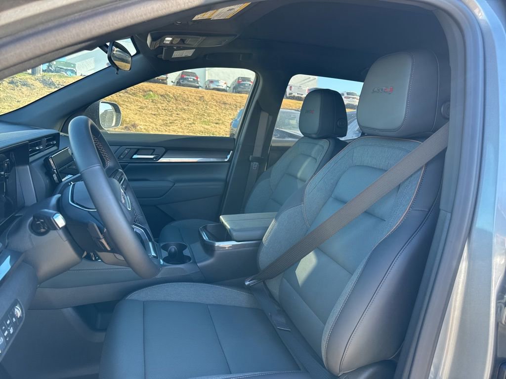 New 2026 GMC Terrain AT4 w/ LPO, Black Badging Package image 18