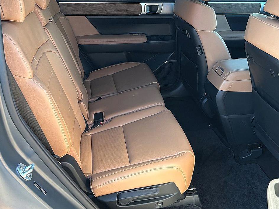 Used 2025 Hyundai Santa Fe Limited image 23