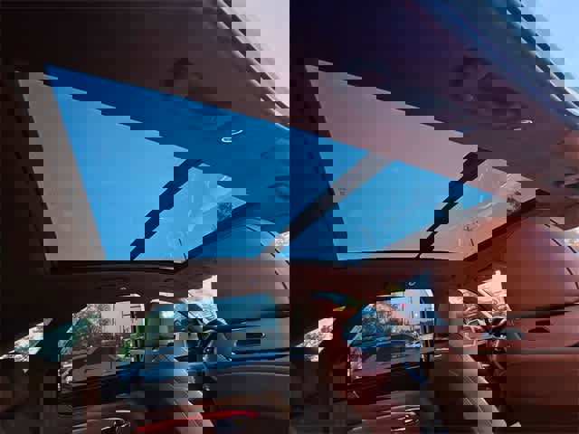 Used 2023 Bentley Bentayga Plug-In Hybrid image 21