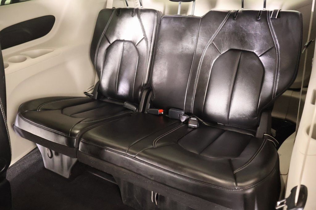 Used 2024 Chrysler Pacifica Touring-L image 13