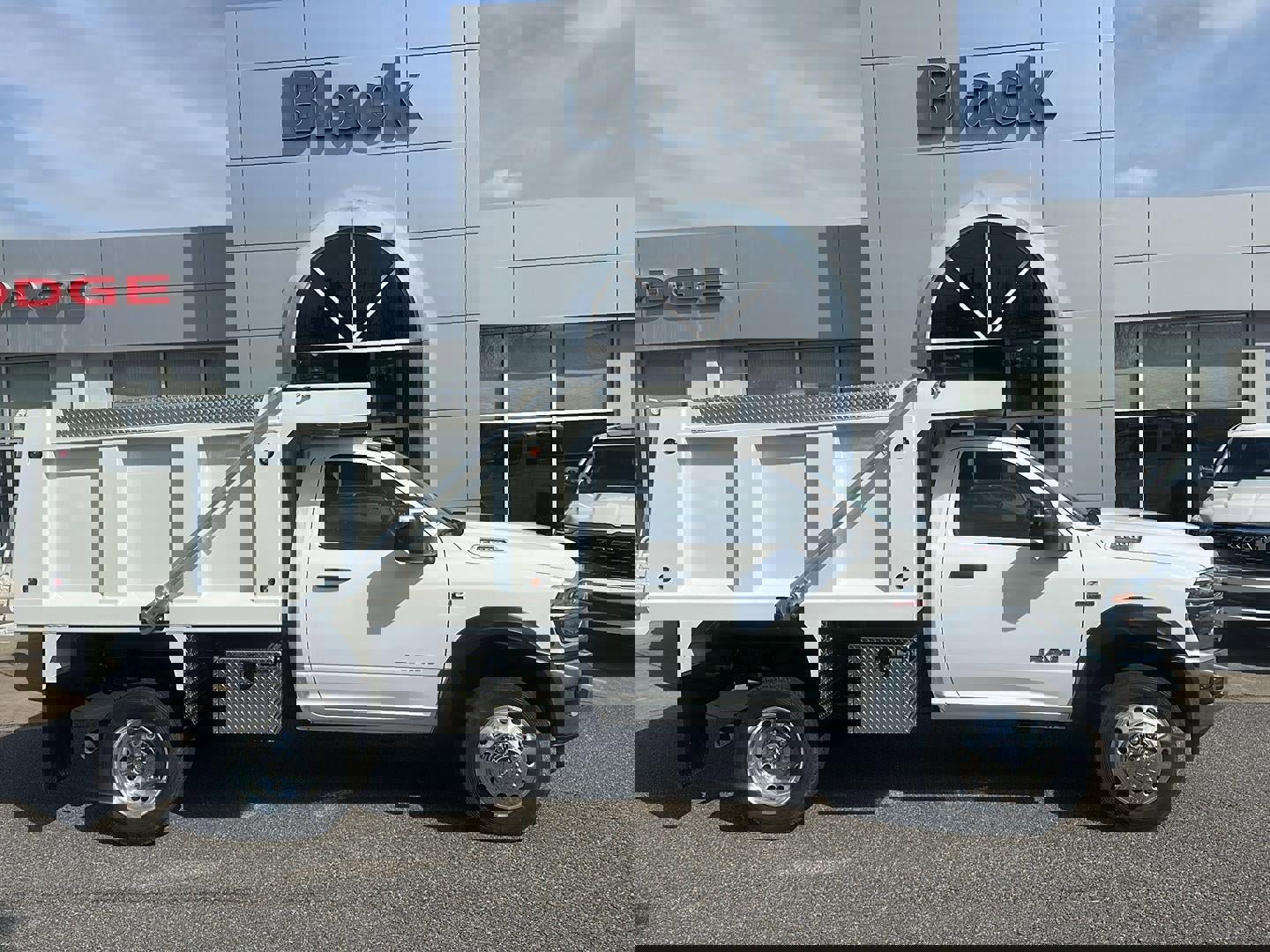 New 2025 RAM 5500 4x4 Regular Cab image 3