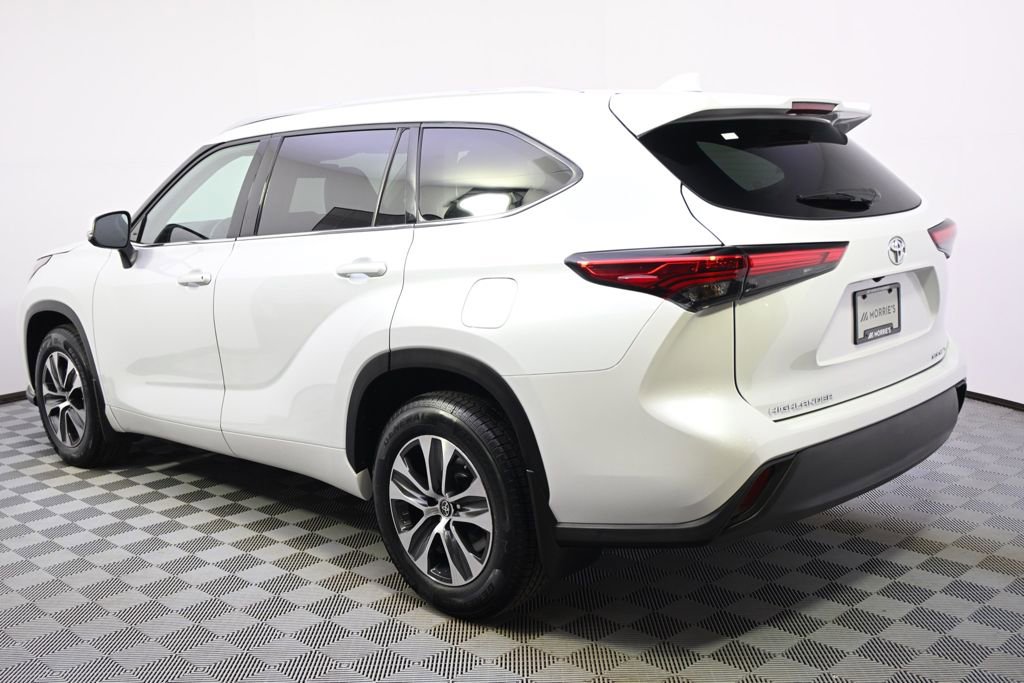 Used 2022 Toyota Highlander XLE image 3