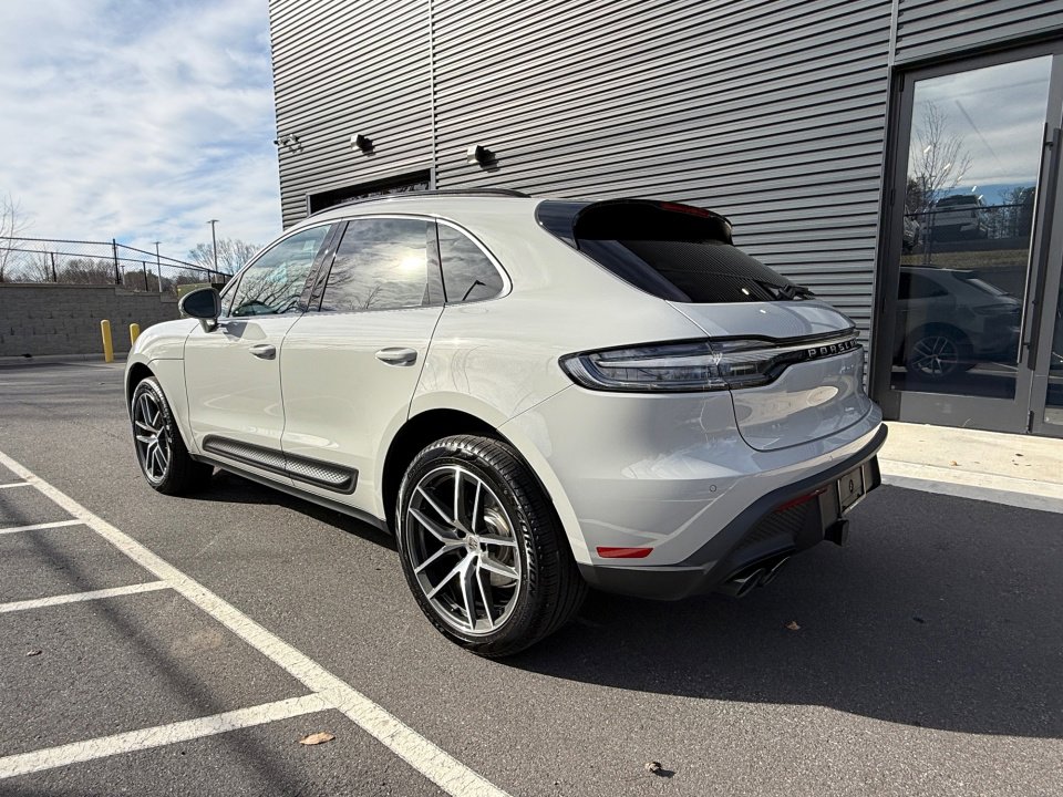 Certified 2025 Porsche Macan image 3