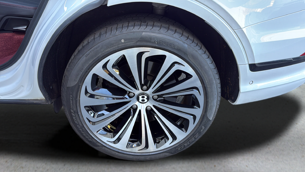 Used 2023 Bentley Bentayga Extended Wheelbase AWD/4WD image 18