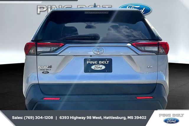 Used 2022 Toyota RAV4 LE image 4