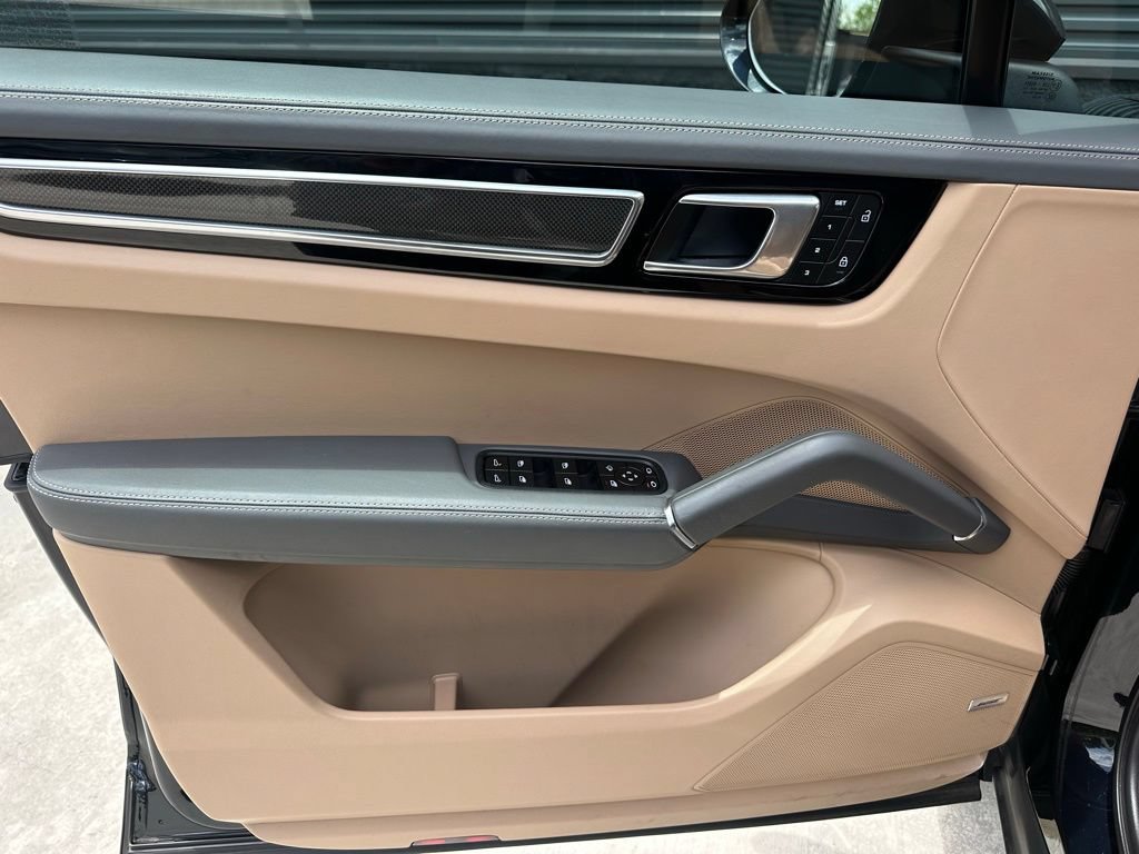 Certified 2023 Porsche Cayenne AWD/4WD image 16