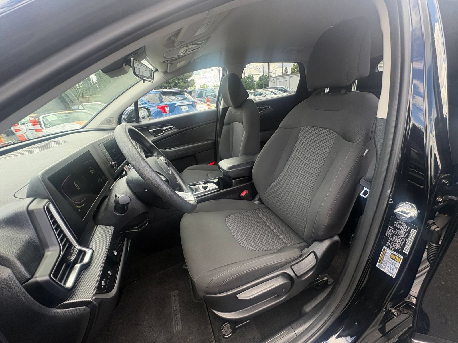 Used 2025 Kia Sportage LX FWD image 35