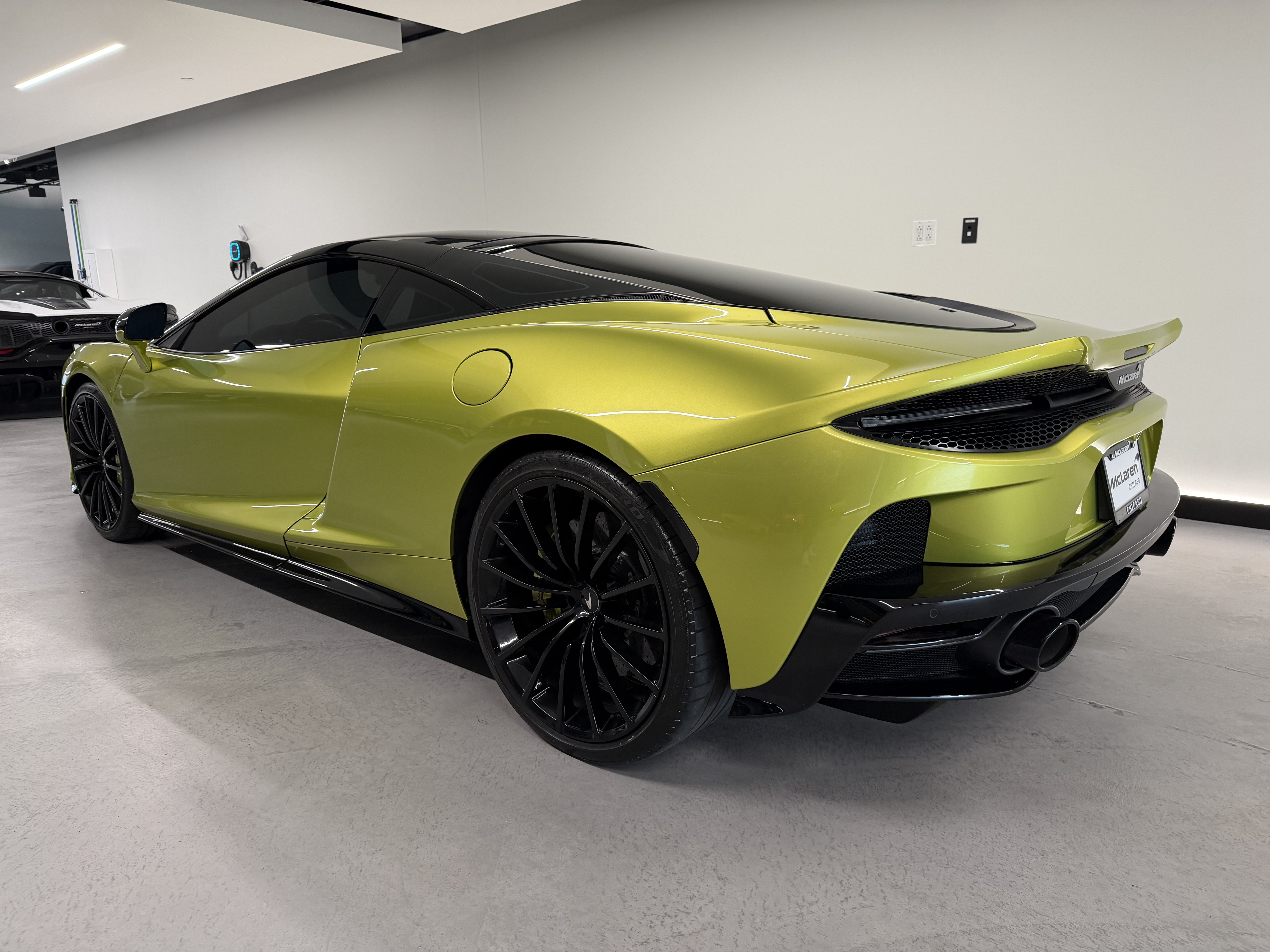 Used 2023 McLaren GT RWD image 2