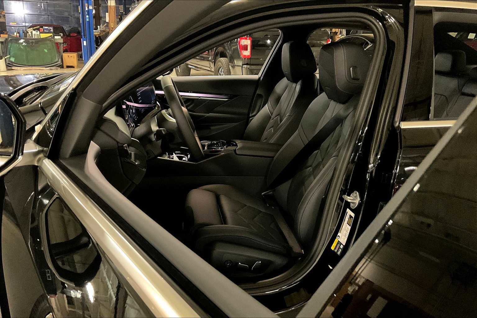 Used 2026 BMW i5 eDrive40 w/ Premium Package RWD image 9