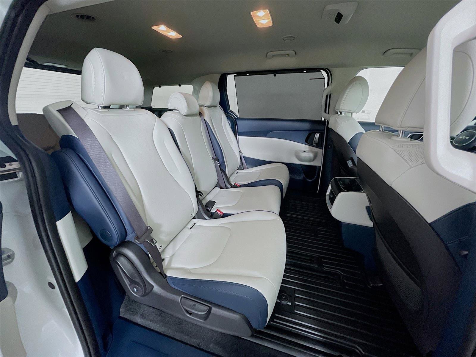 Used 2025 Kia Carnival EX image 31