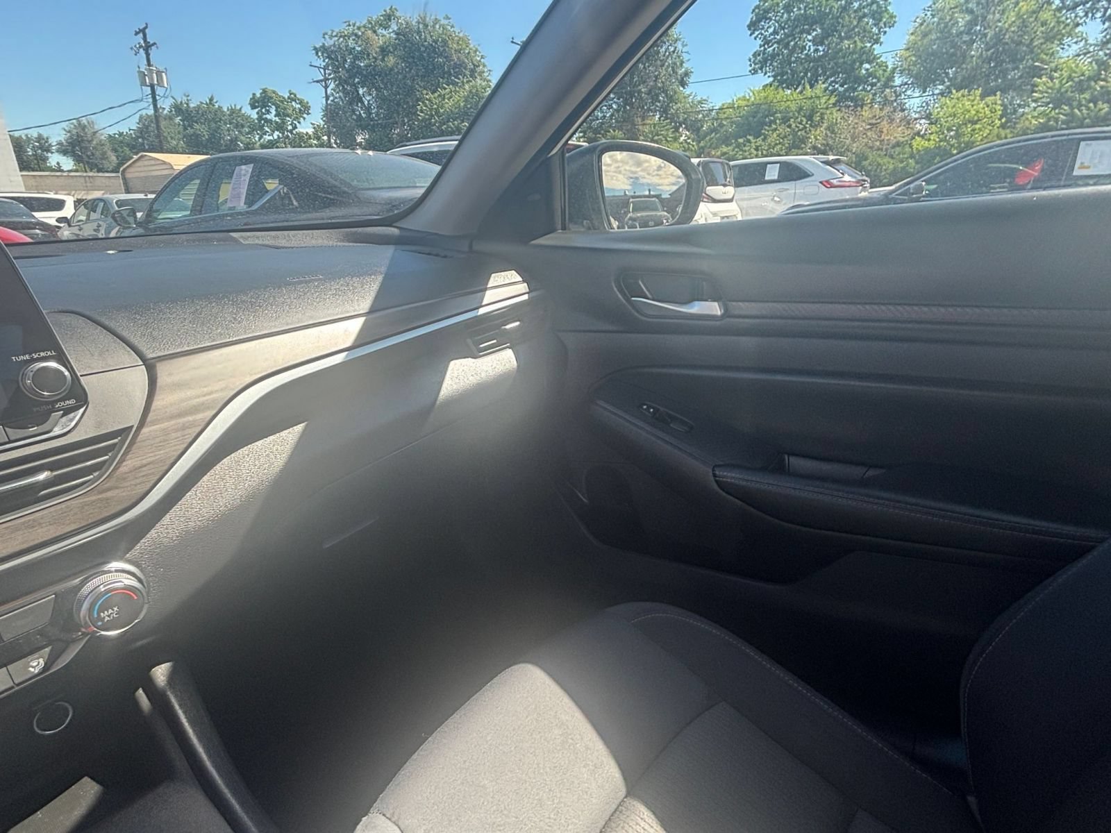 Used 2025 Nissan Altima 2.5 SV FWD image 33