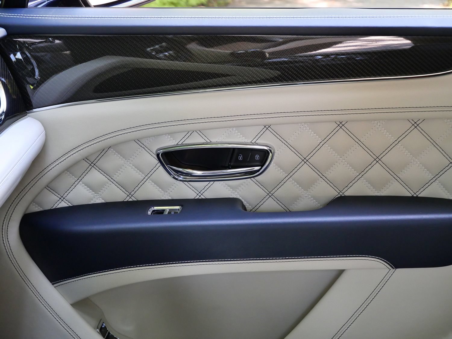 Used 2022 Bentley Bentayga AWD/4WD image 10