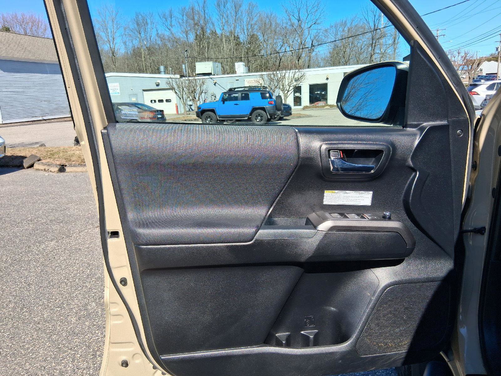 Used 2017 Toyota Tacoma TRD Off-Road w/ Premium & Technology Package image 9