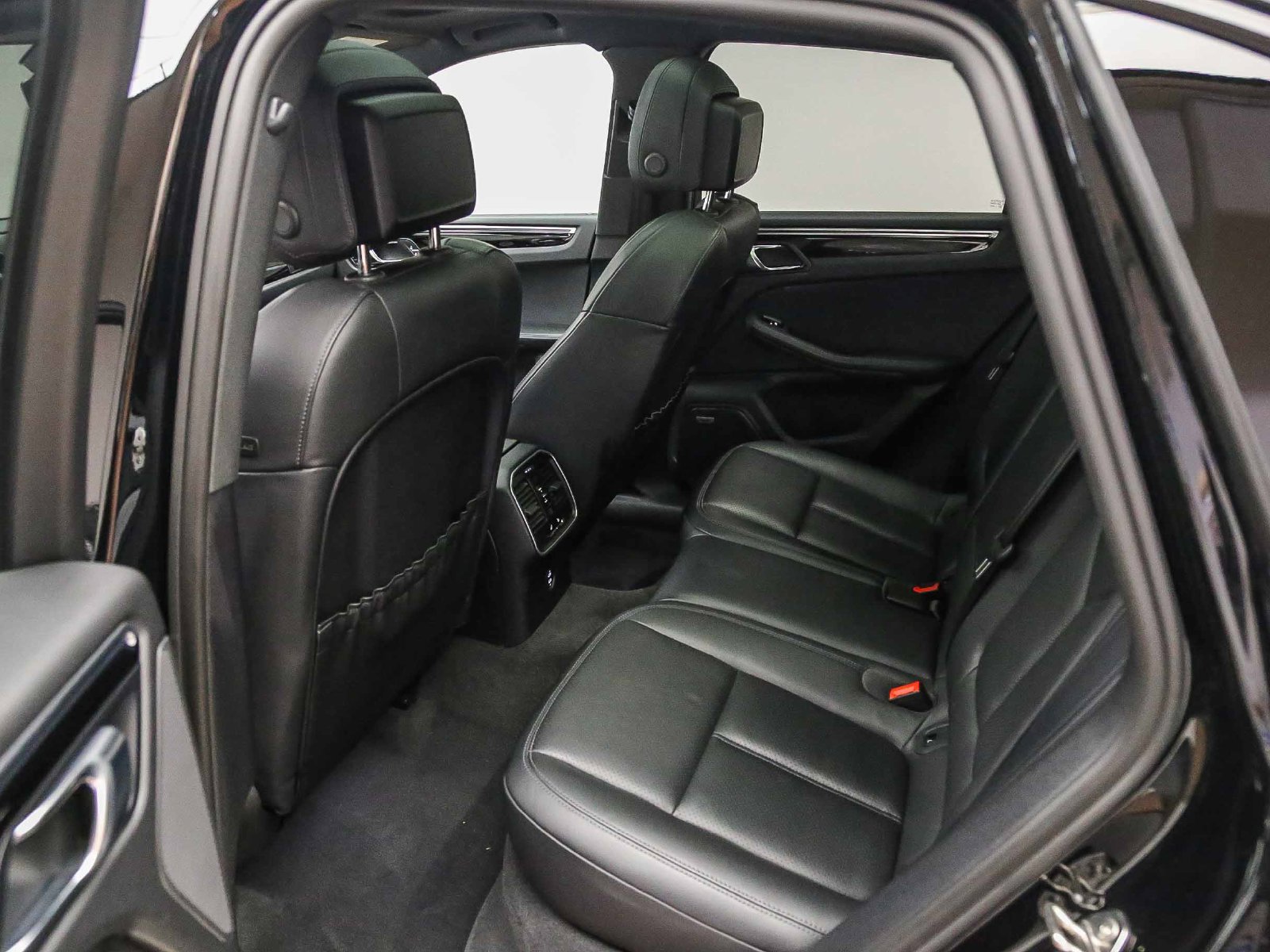 Certified 2022 Porsche Macan S AWD/4WD image 23