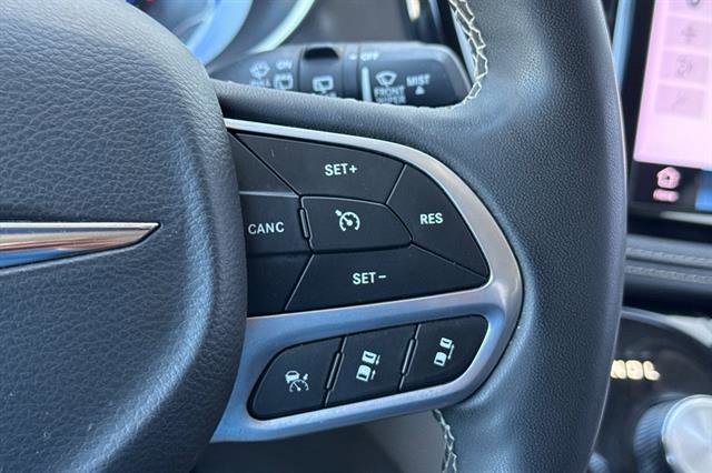 Used 2023 Chrysler Pacifica Touring-L image 28
