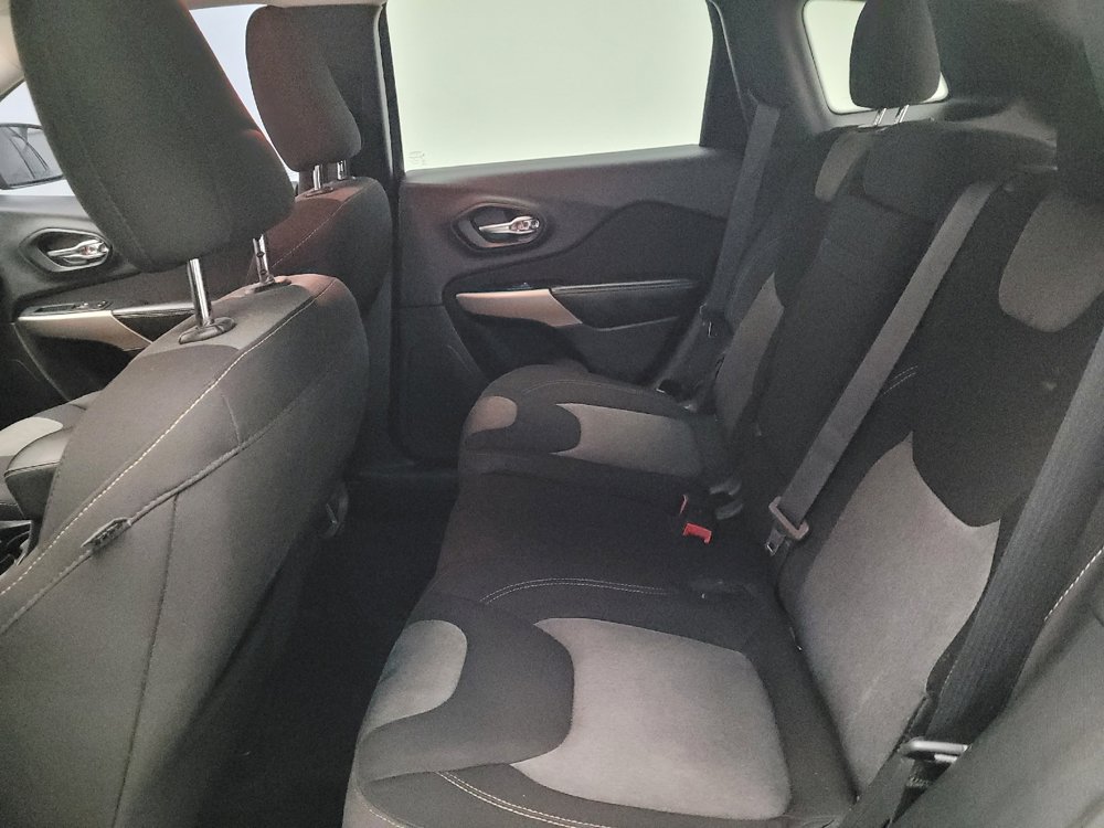Used 2018 Jeep Cherokee Latitude w/ Altitude Package FWD image 18
