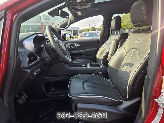 Used 2026 Chrysler Pacifica Limited w/ Uconnect Theater Family Group FWD image 9