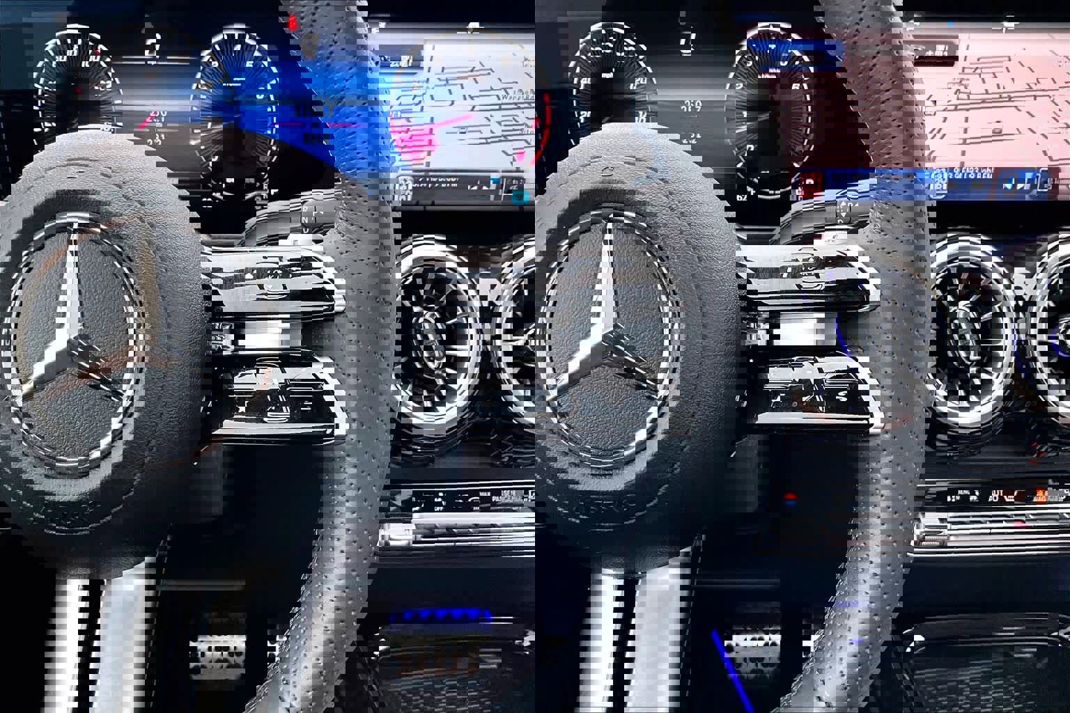 Used 2025 Mercedes-Benz GLB 250 4MATIC image 25