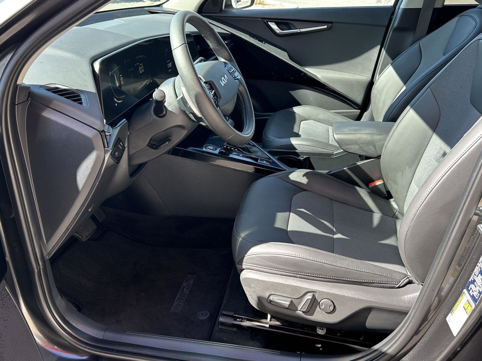 Used 2025 Kia Niro EX image 22