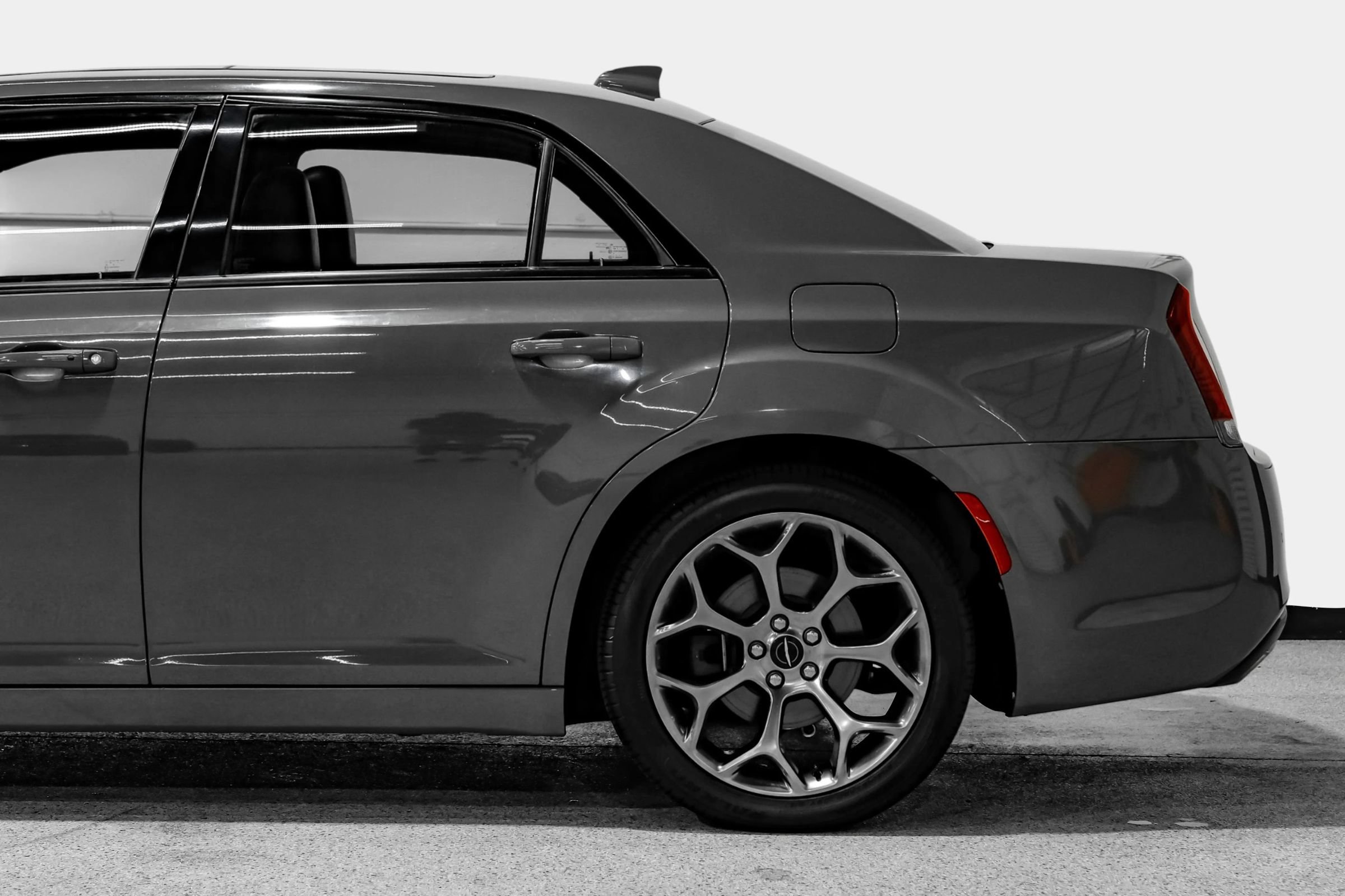 Used 2018 Chrysler 300 S w/ 300S Premium Group RWD image 17