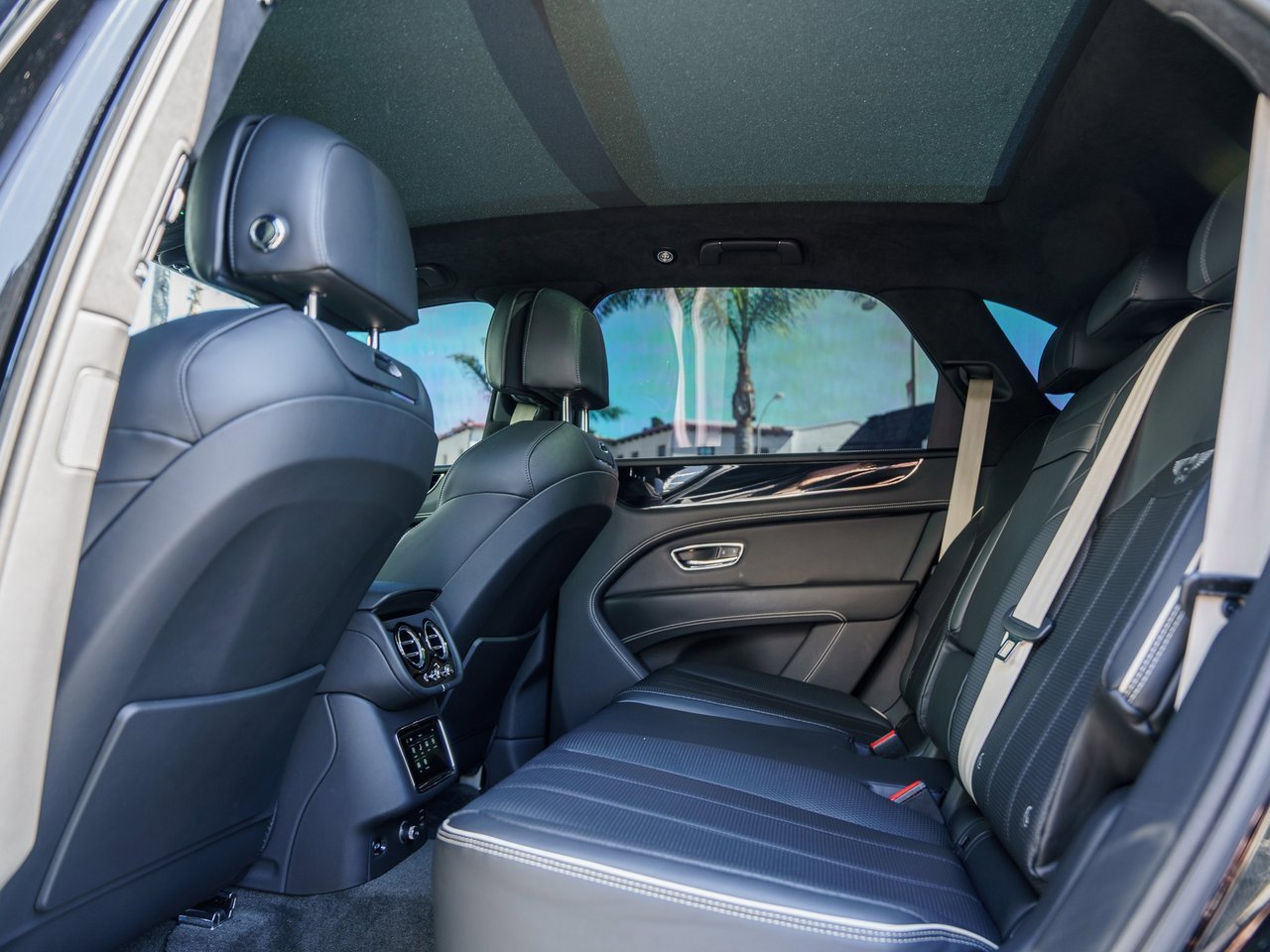 Used 2023 Bentley Bentayga Plug-In Hybrid image 12