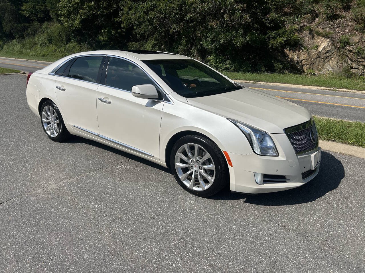 Used 2015 Cadillac XTS Luxury w/ Driver Awareness Package AWD/4WD image 10