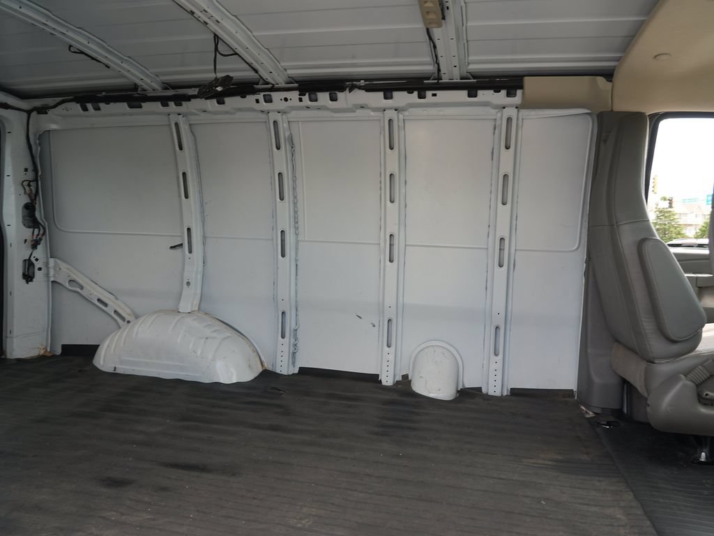 Used 2017 Chevrolet Express 2500 RWD image 20