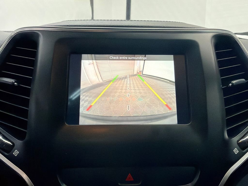 Used 2019 Jeep Cherokee Latitude Plus w/ Comfort/Convenience Group image 31