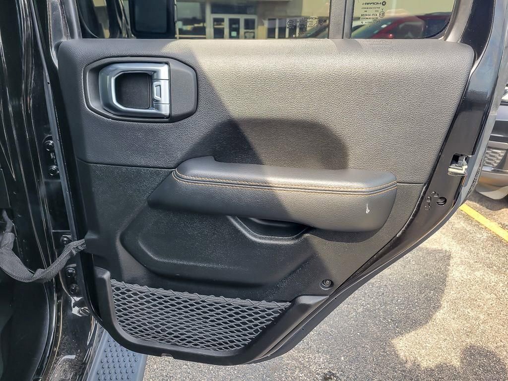 Used 2022 Jeep Wrangler Unlimited Sahara AWD/4WD image 21