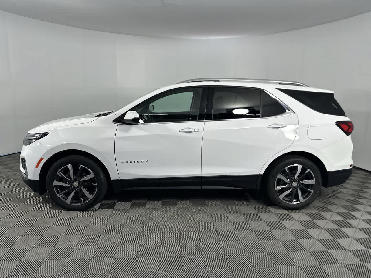 Used 2024 Chevrolet Equinox Premier FWD image 2