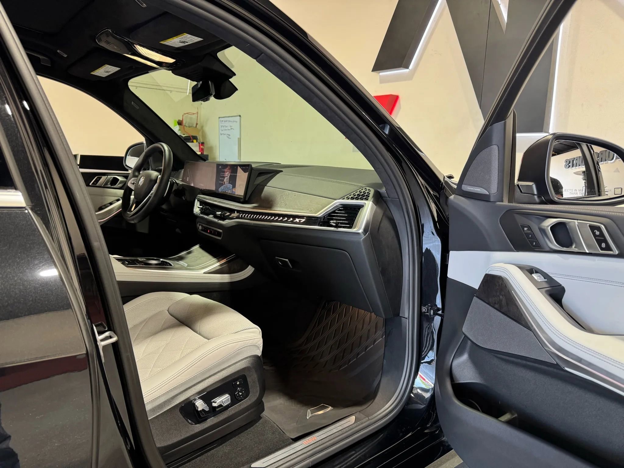 Used 2023 BMW X7 xDrive40i w/ Premium Package image 15