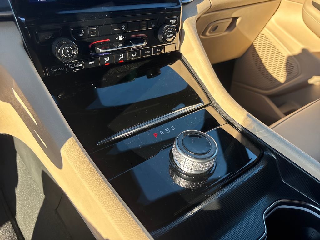 Used 2025 Jeep Grand Cherokee Limited w/ Black Appearance Package image 20