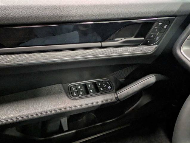 Used 2025 Porsche Cayenne AWD/4WD image 35