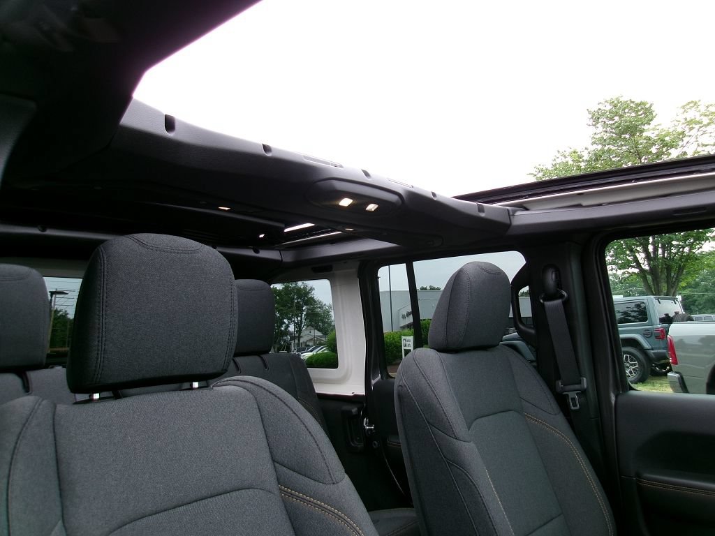 Certified 2025 Jeep Wrangler Unlimited Sahara w/ Safety Group AWD/4WD image 24