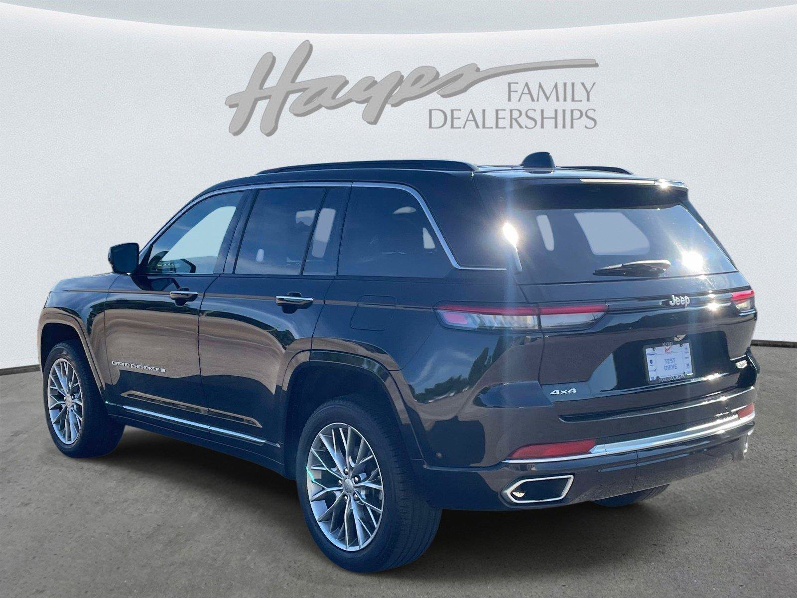 Used 2025 Jeep Grand Cherokee Summit AWD/4WD image 5