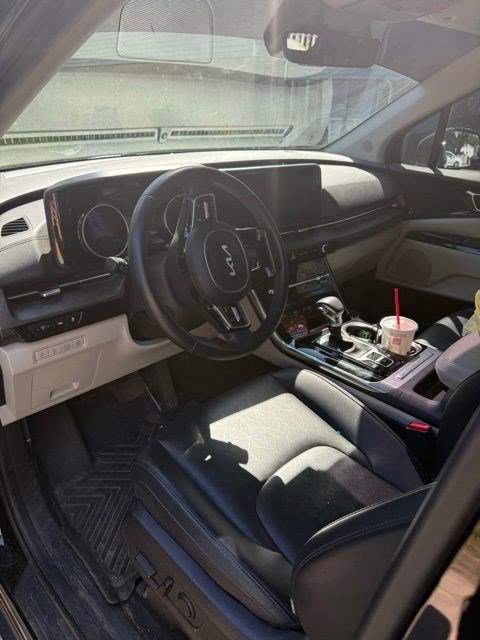 Used 2024 Kia Carnival EX FWD image 5