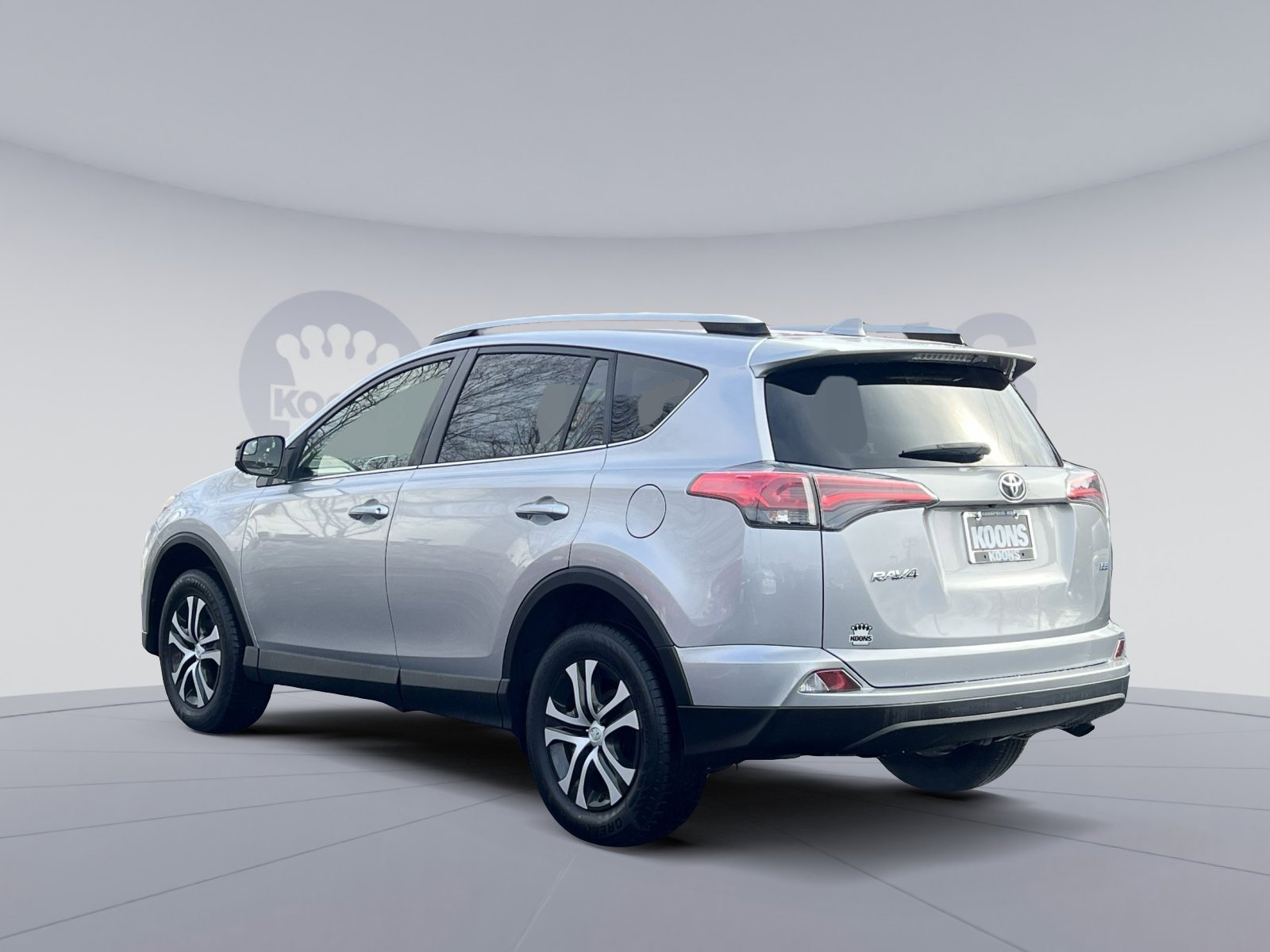 Used 2018 Toyota RAV4 LE image 4