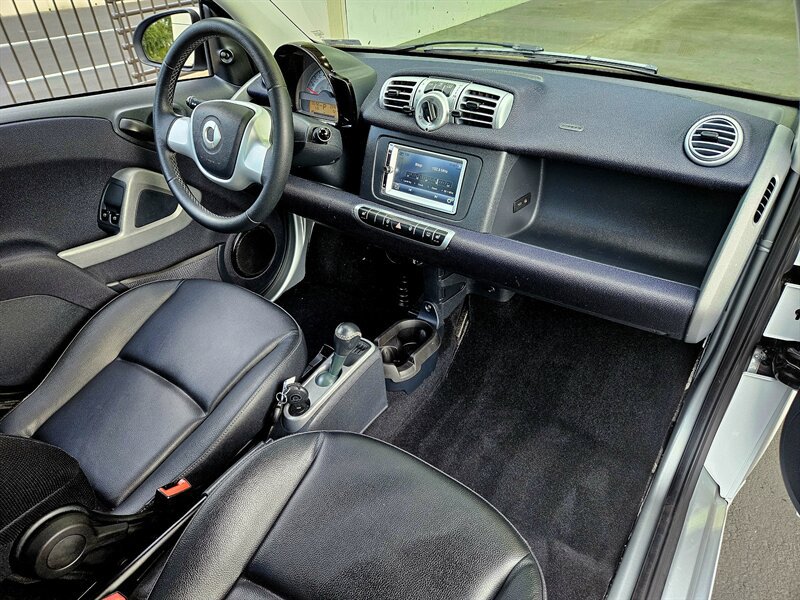 Used 2015 smart fortwo passion RWD image 2